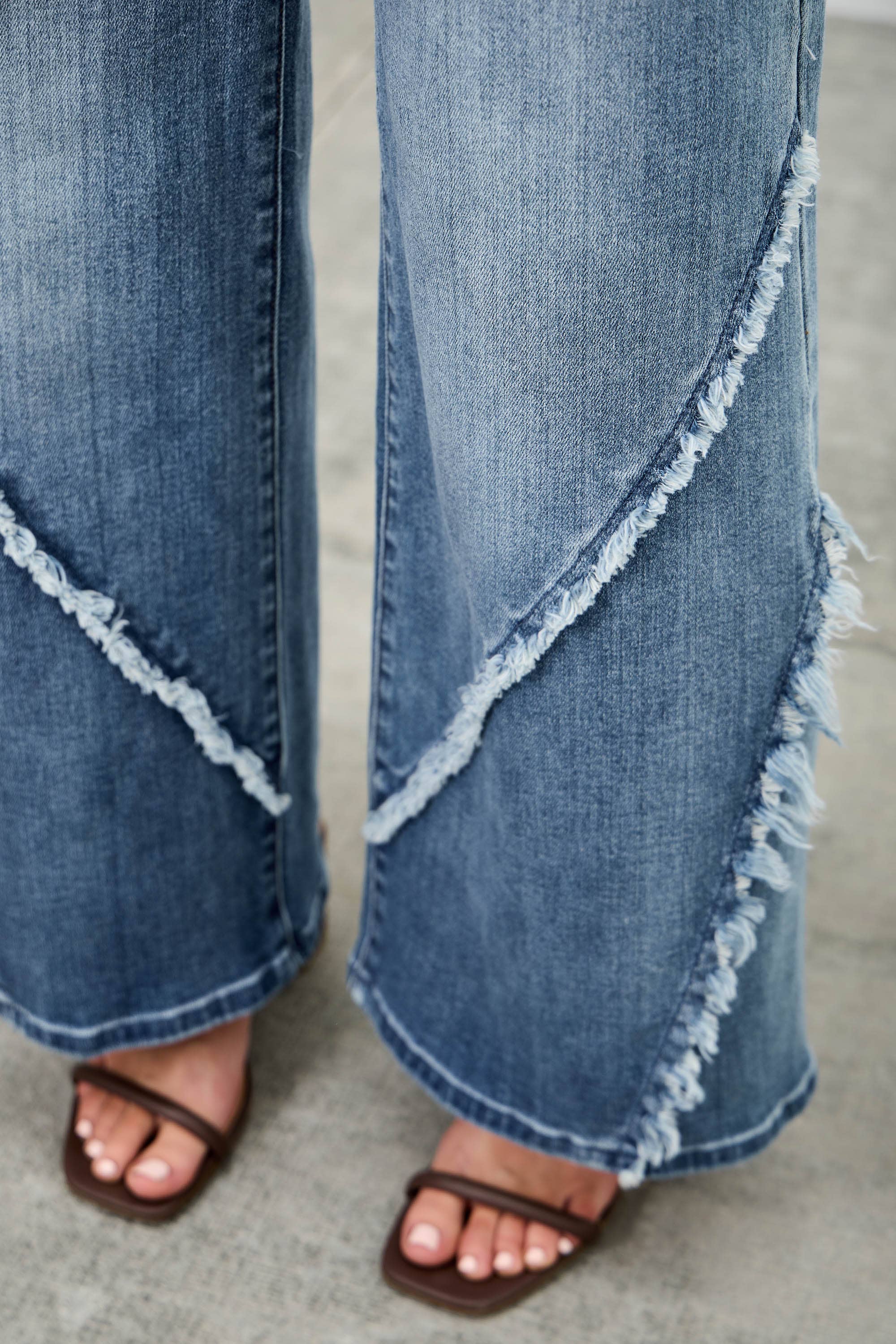 MID RISE WIDE FRAYED SEAM