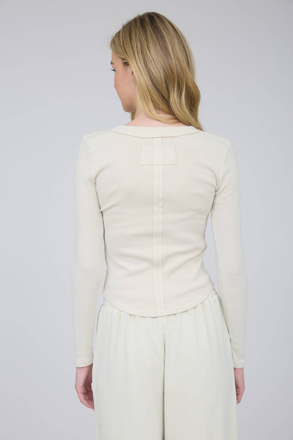 WASHED LONG SLEEVE RIBBED HENLEY KNIT TOP