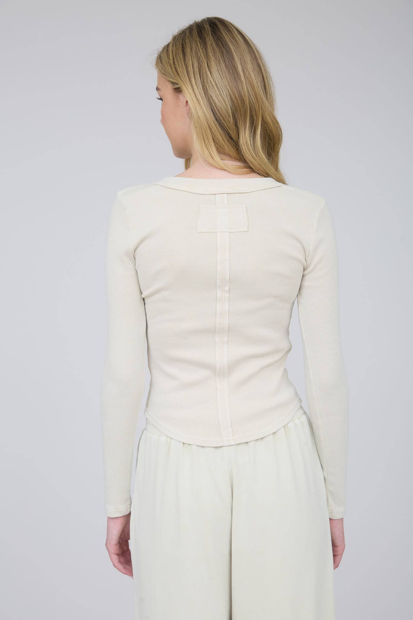 WASHED LONG SLEEVE RIBBED HENLEY KNIT TOP