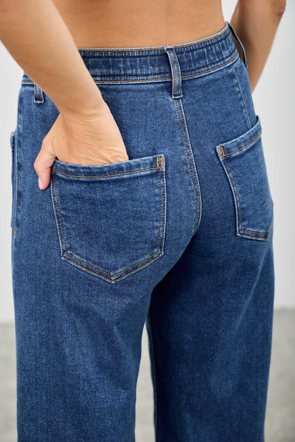 MID RISE CROP WIDE WITH PLEATS POCKET