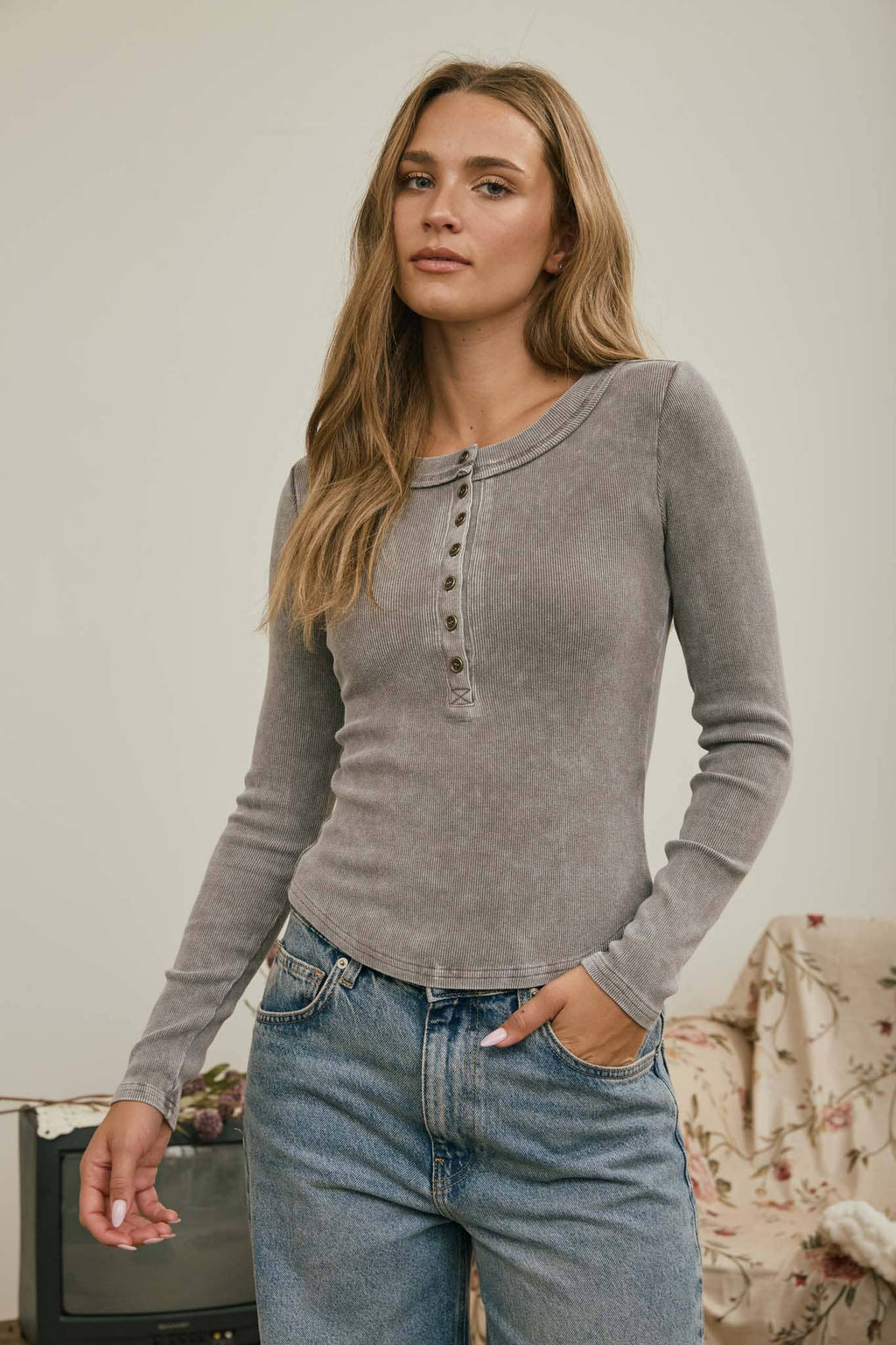 WASHED LONG SLEEVE RIBBED HENLEY KNIT TOP