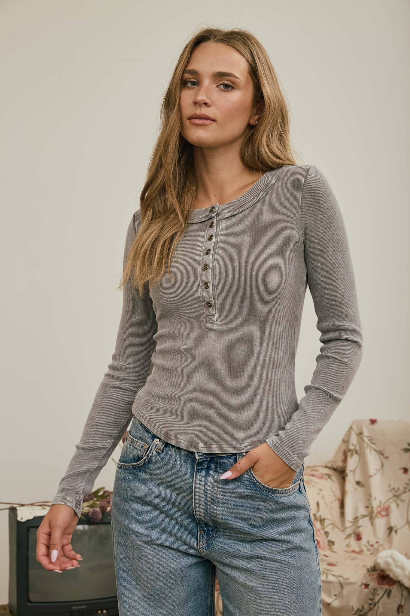 WASHED LONG SLEEVE RIBBED HENLEY KNIT TOP