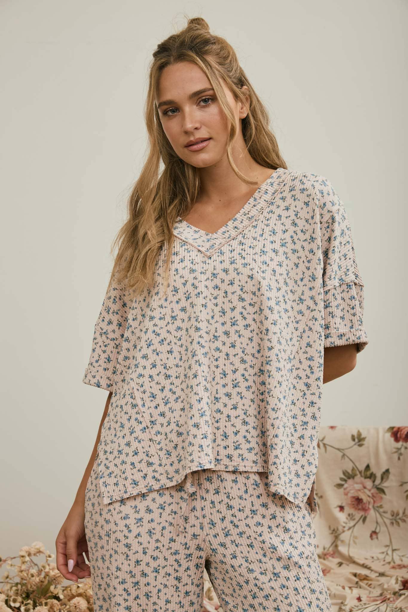 DITSY FLORAL V NECK SHORT SLEEVE RIBBED KNIT TOP