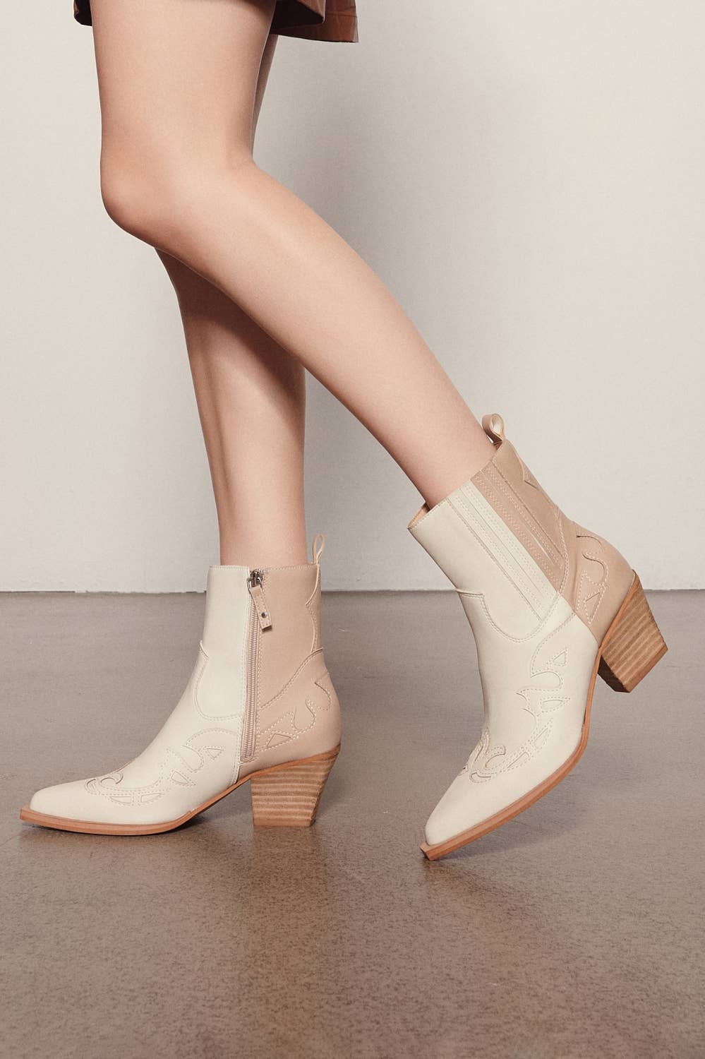 BETSY CHIC TWO-TONE COLOR WESTERN ANKLE BOOTS