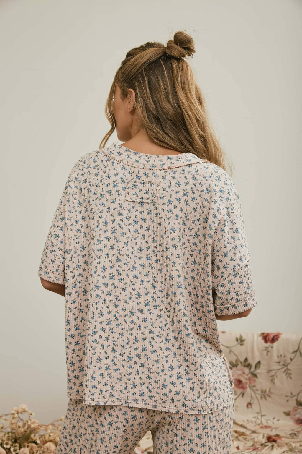 DITSY FLORAL V NECK SHORT SLEEVE RIBBED KNIT TOP