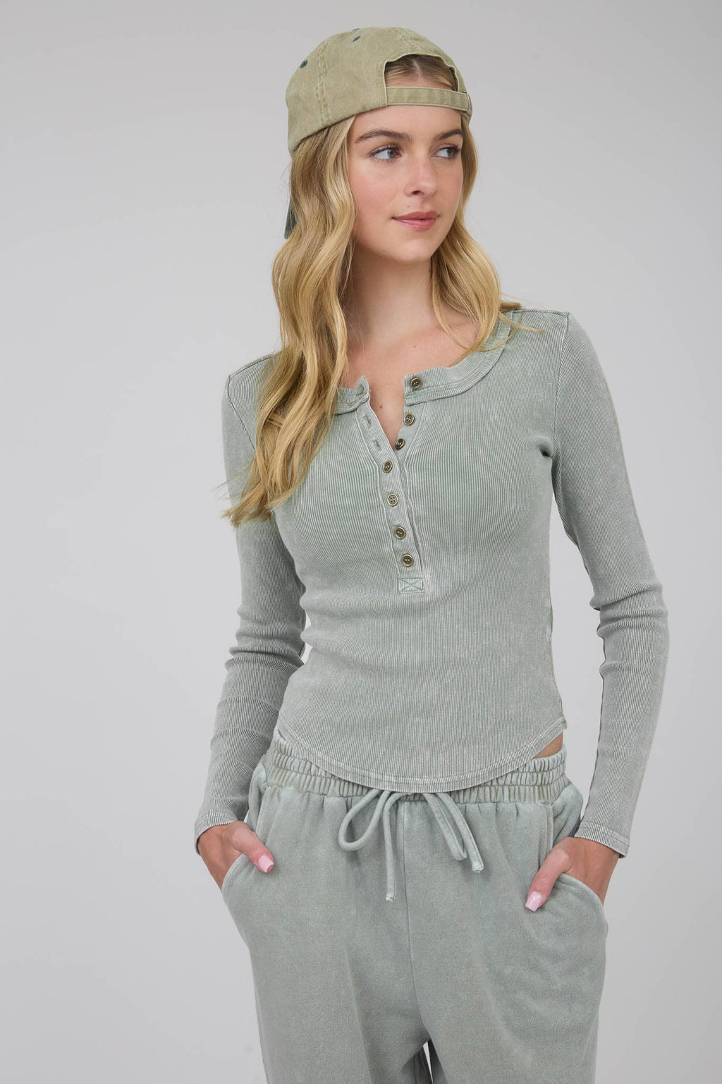WASHED LONG SLEEVE RIBBED HENLEY KNIT TOP