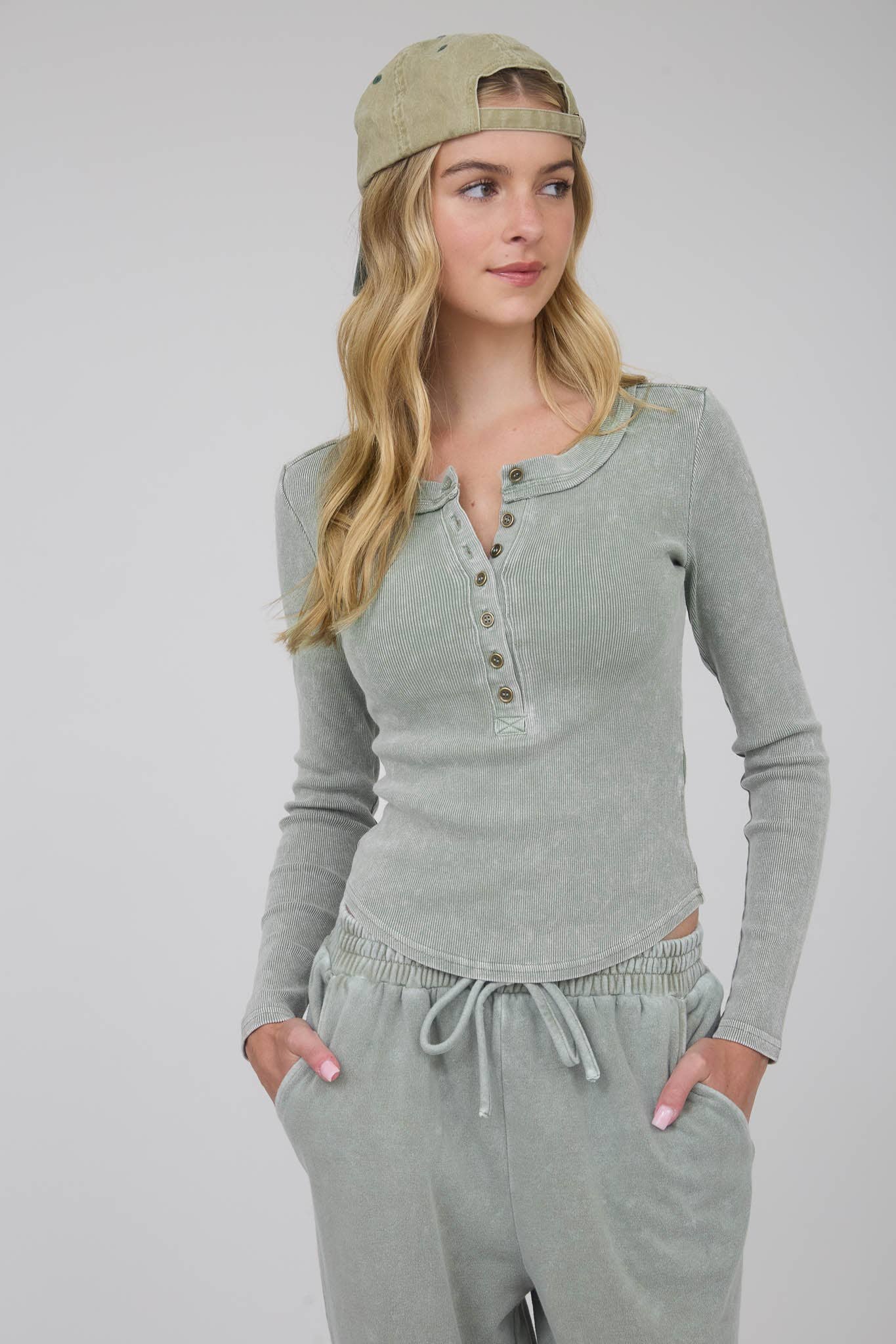 WASHED LONG SLEEVE RIBBED HENLEY KNIT TOP