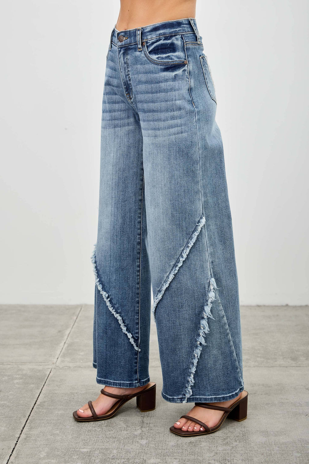MID RISE WIDE FRAYED SEAM