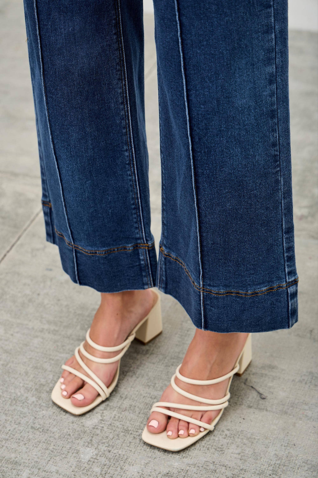 MID RISE CROP WIDE WITH PLEATS POCKET