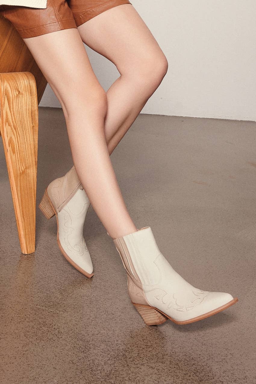 BETSY CHIC TWO-TONE COLOR WESTERN ANKLE BOOTS