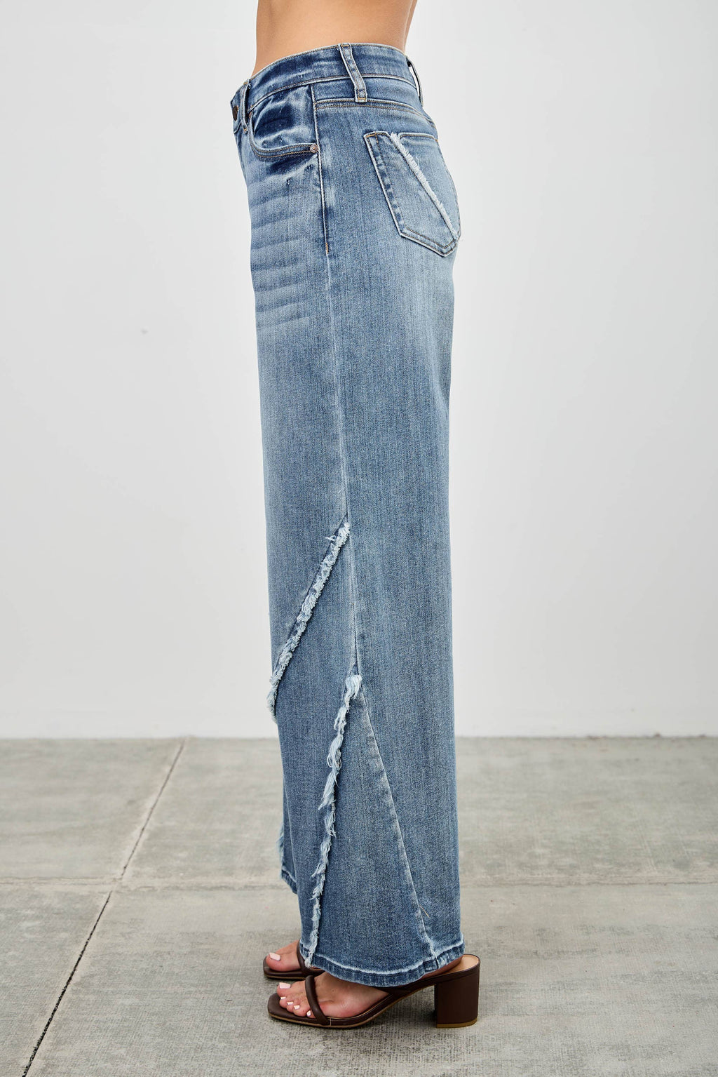 MID RISE WIDE FRAYED SEAM
