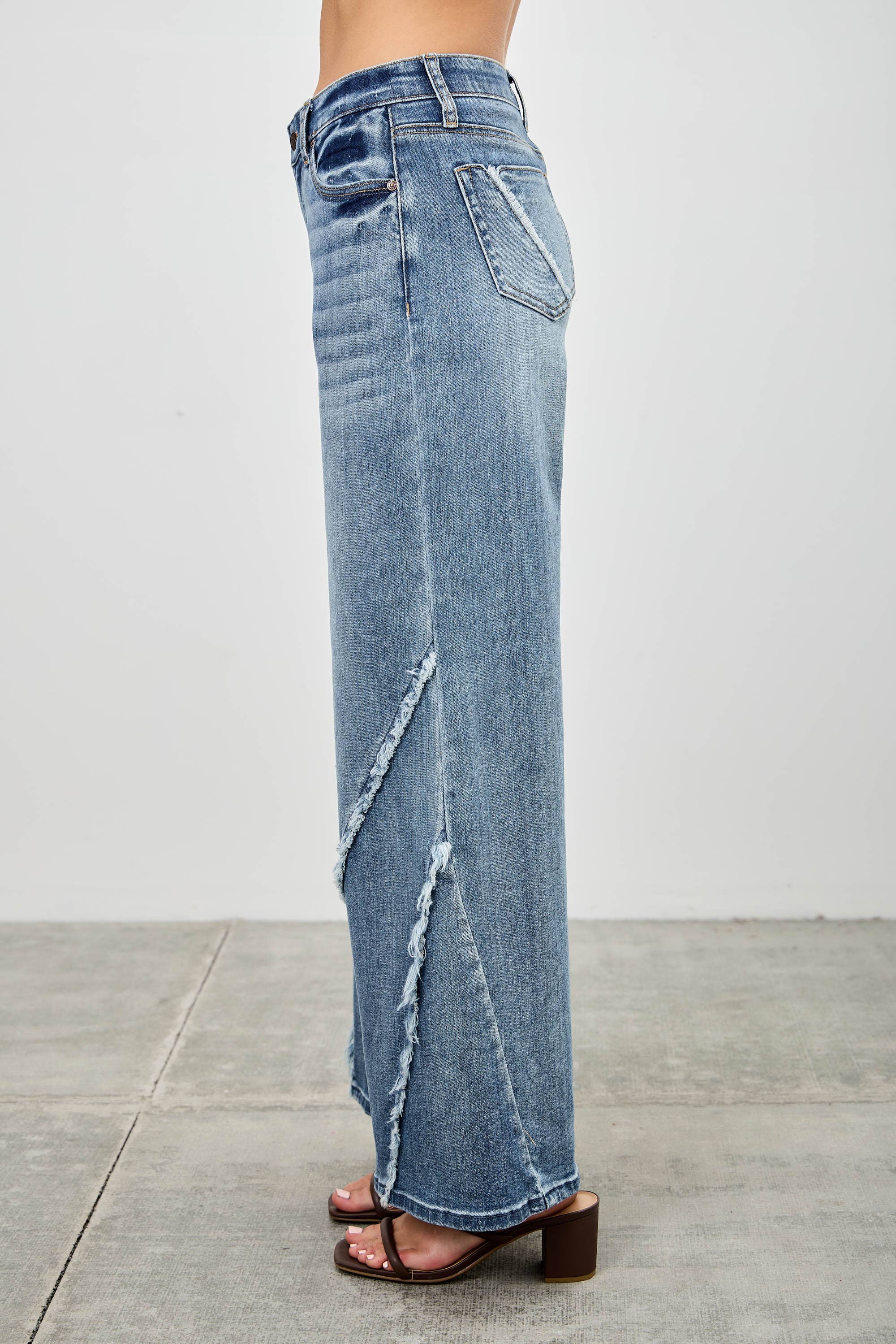 MID RISE WIDE FRAYED SEAM
