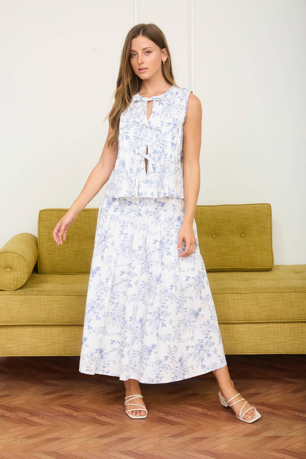 FLORAL TOILE SLEEVELESS PLEATED  FRONT TIE BLOUSE