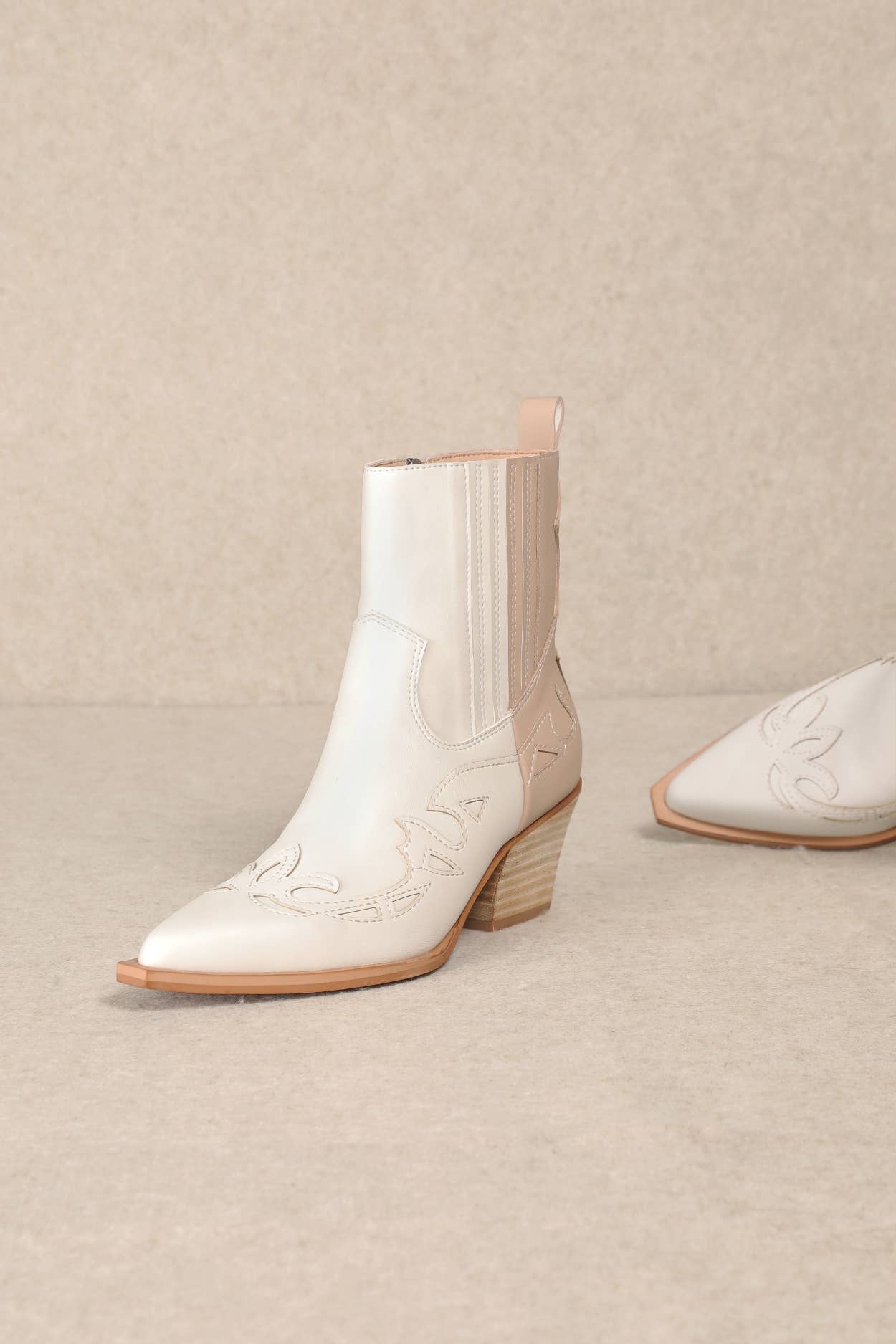 BETSY CHIC TWO-TONE COLOR WESTERN ANKLE BOOTS