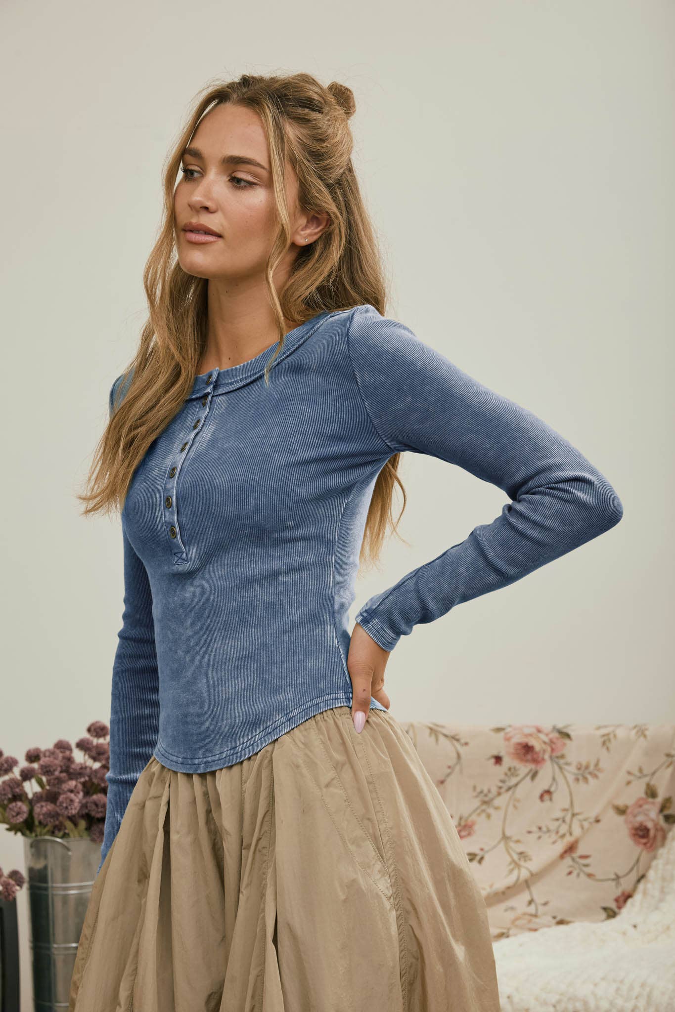WASHED LONG SLEEVE RIBBED HENLEY KNIT TOP